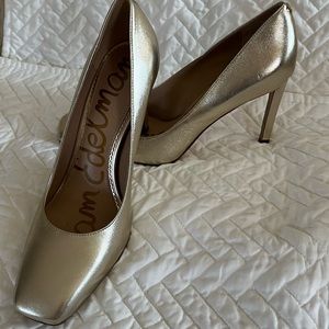 Sam Edelman Beth pump in gold metallic. Women’s Size 9